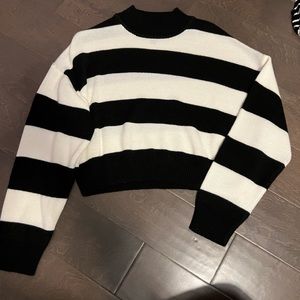 H&M black and white sweater size: S